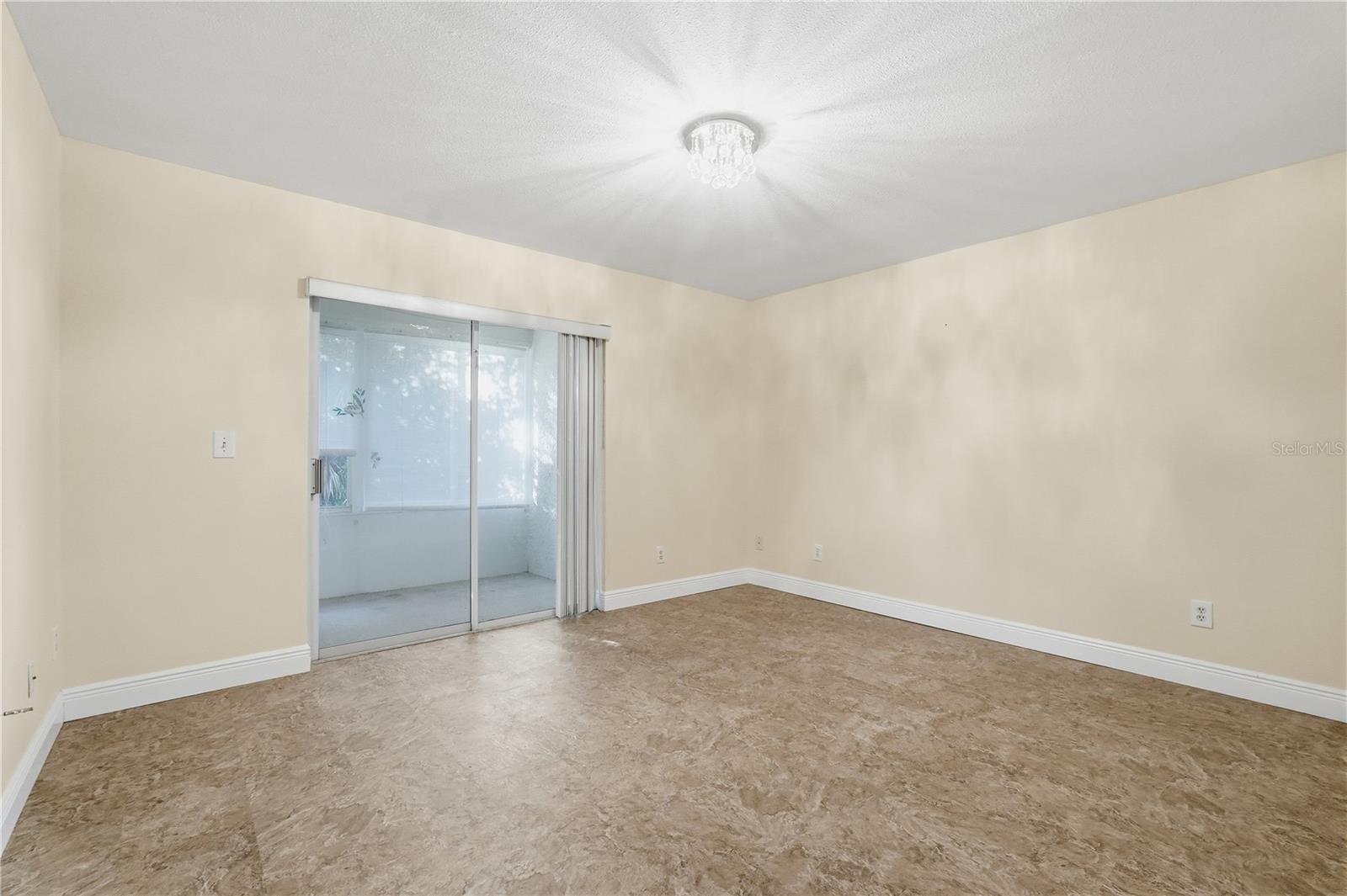 Listing photo id 7 for 106 Hunter Court