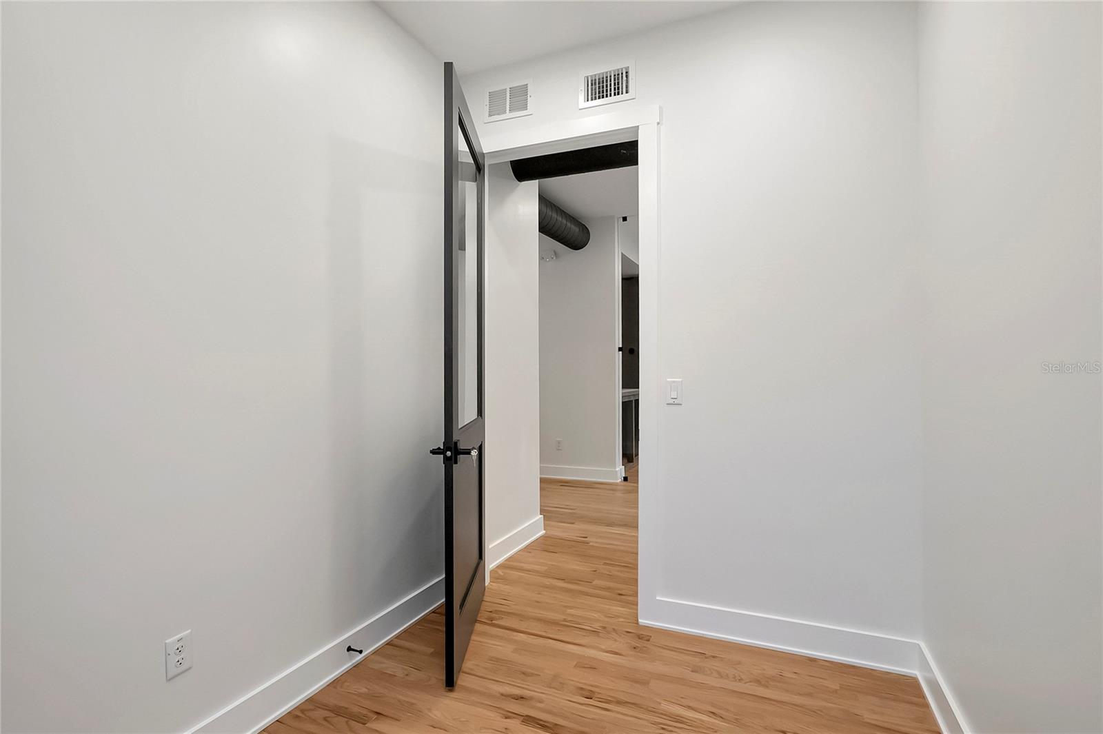 Image 13 of 37 For 2111 Cleveland Street