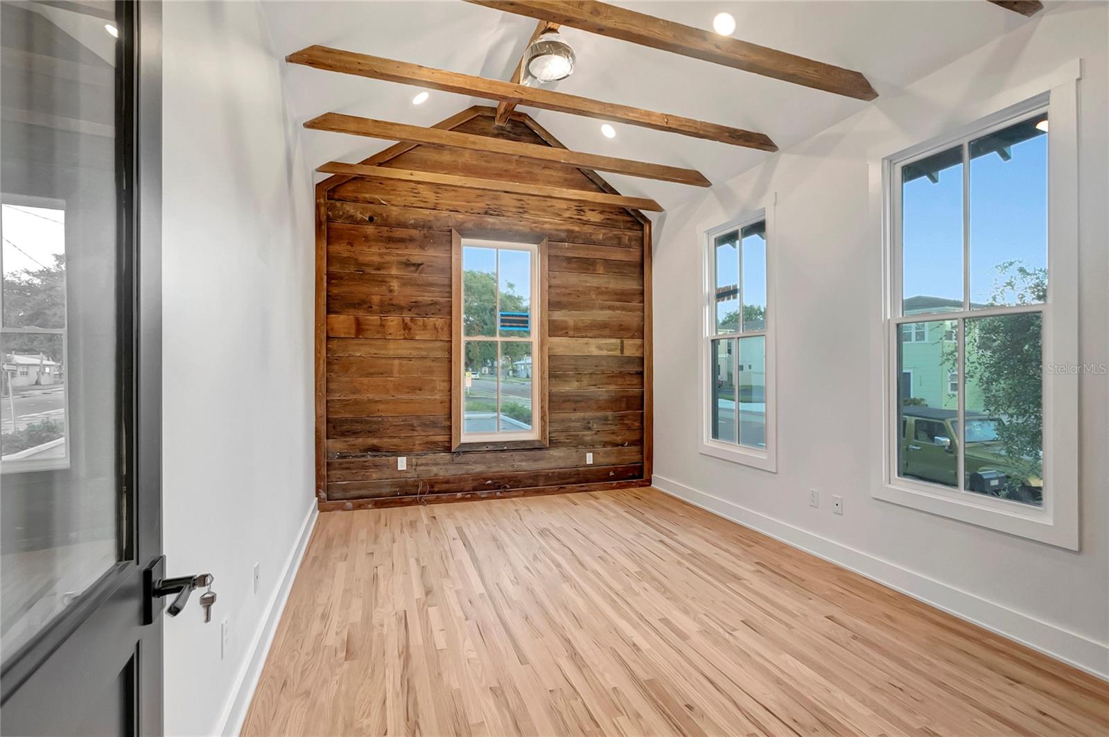 Image 17 of 37 For 2111 Cleveland Street