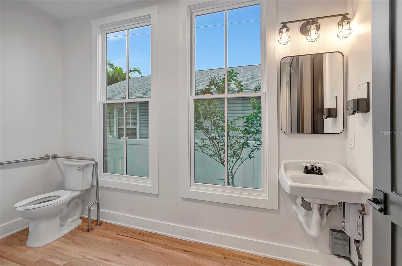 Image 19 of 37 For 2111 Cleveland Street