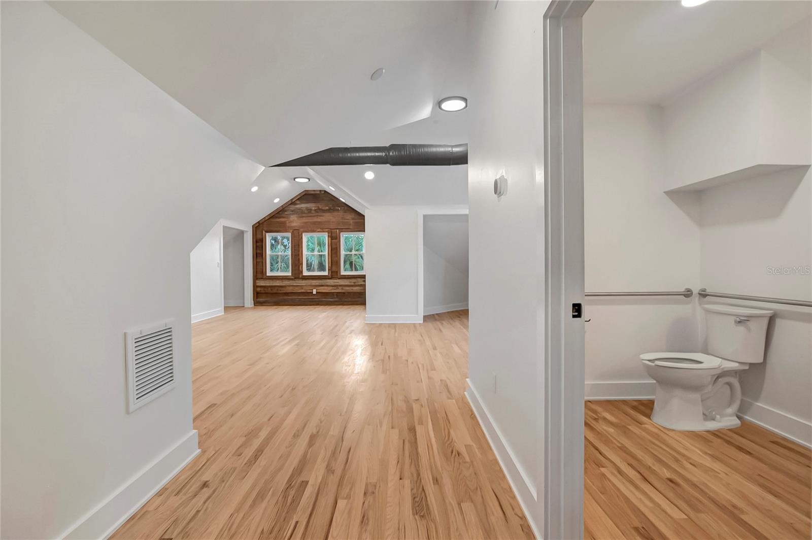 Image 22 of 37 For 2111 Cleveland Street