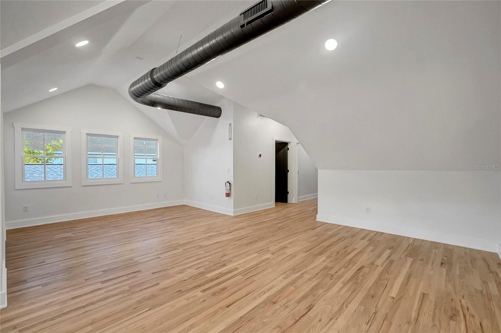 Image 24 of 37 For 2111 Cleveland Street