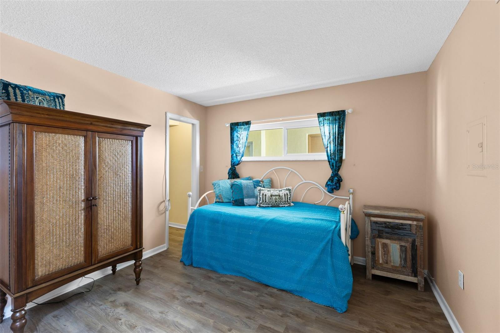 Image 20 of 46 For 4550 Cove Circle 501