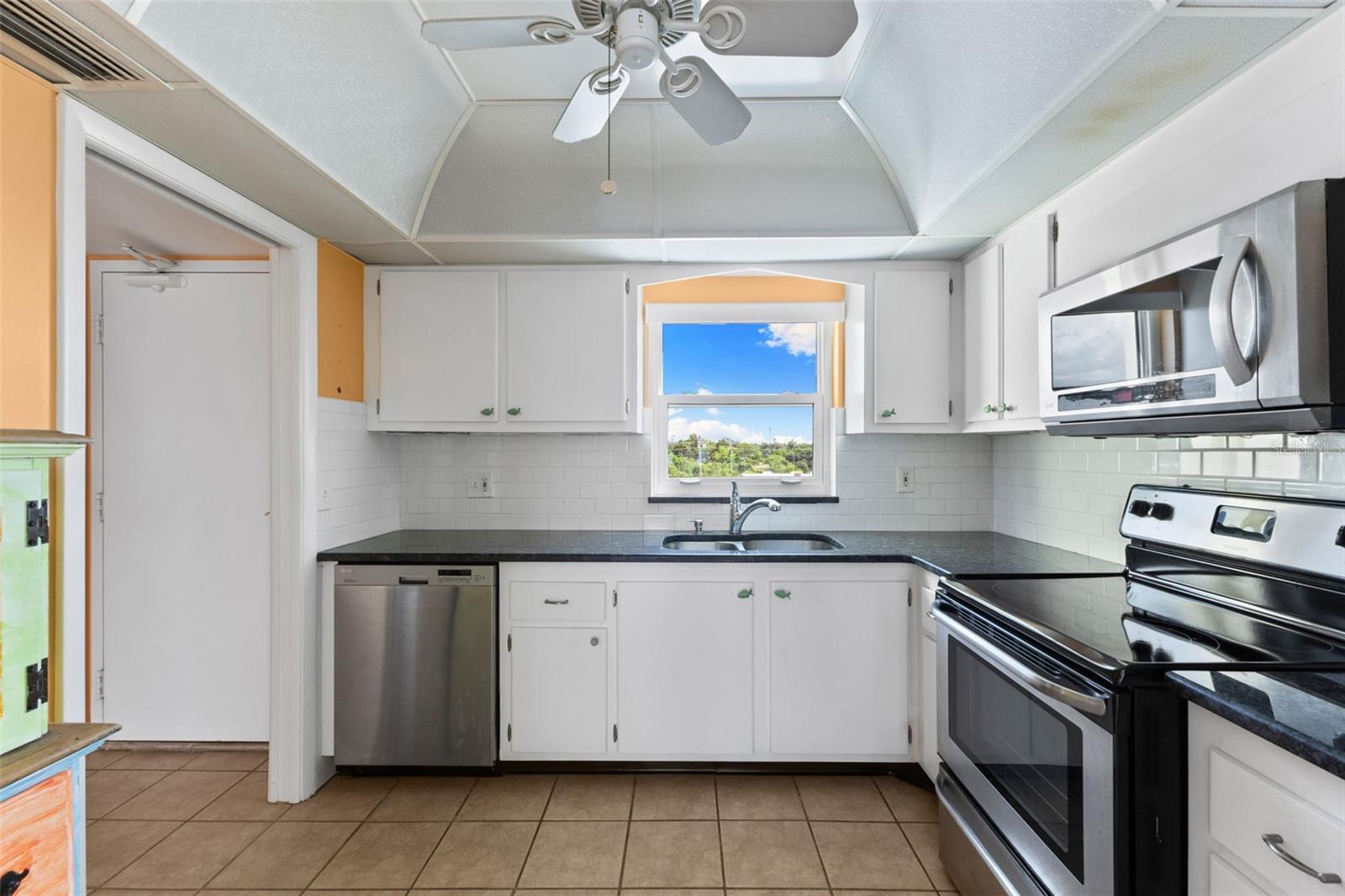 Image 9 of 46 For 4550 Cove Circle 501