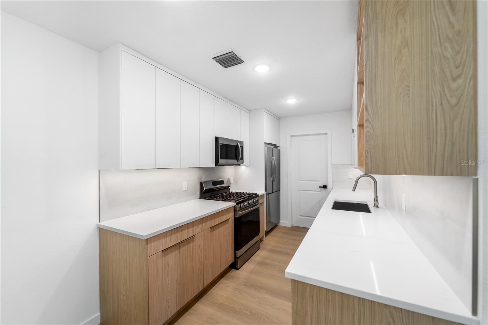 Listing photo id 8 for 1559 78th Terrace N