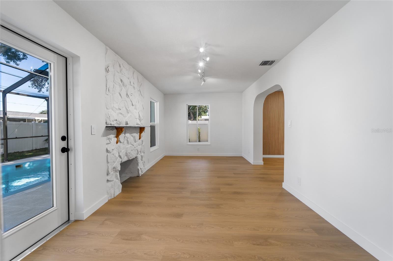 Listing photo id 10 for 1559 78th Terrace N