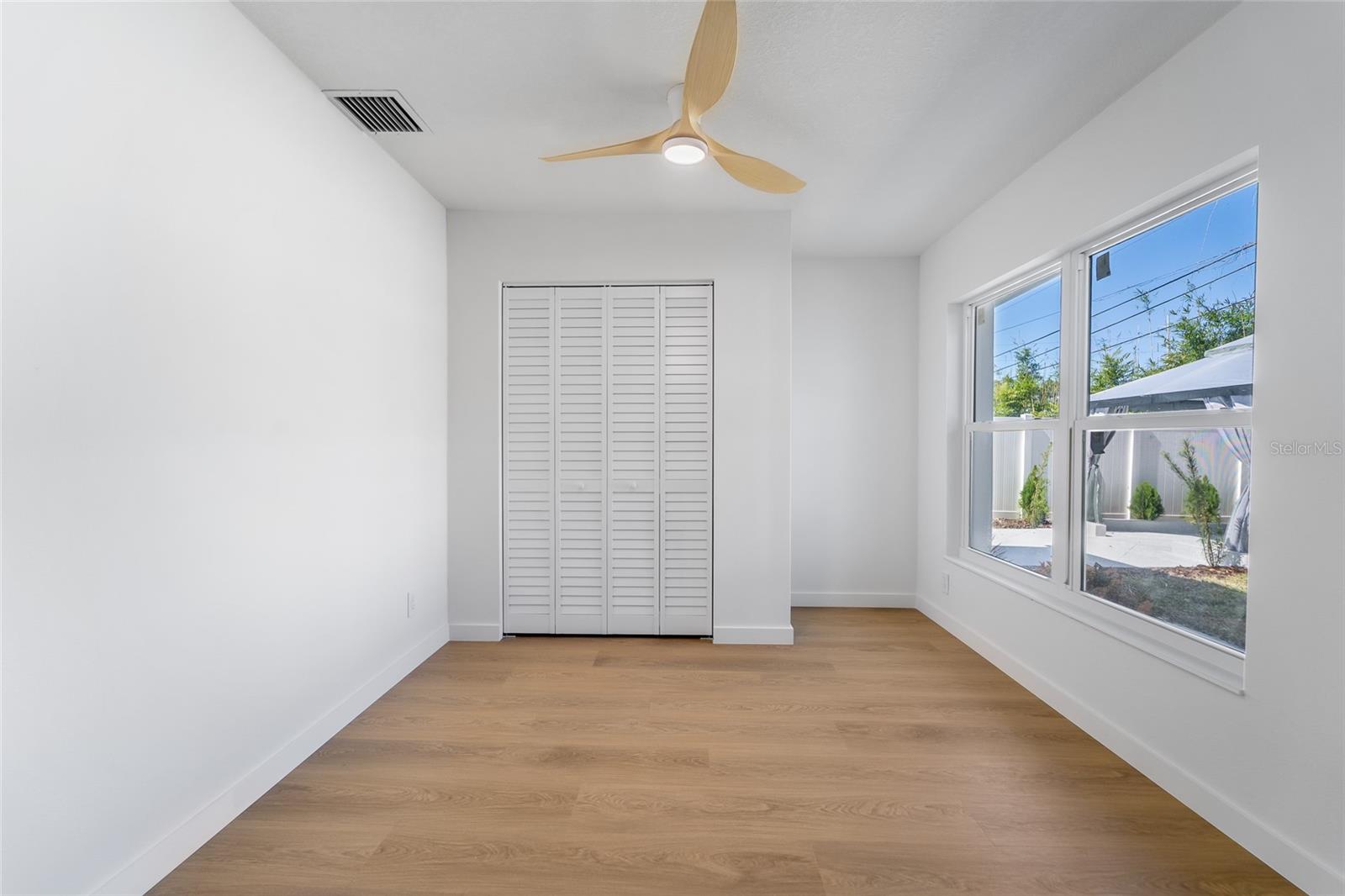 Listing photo id 12 for 1559 78th Terrace N