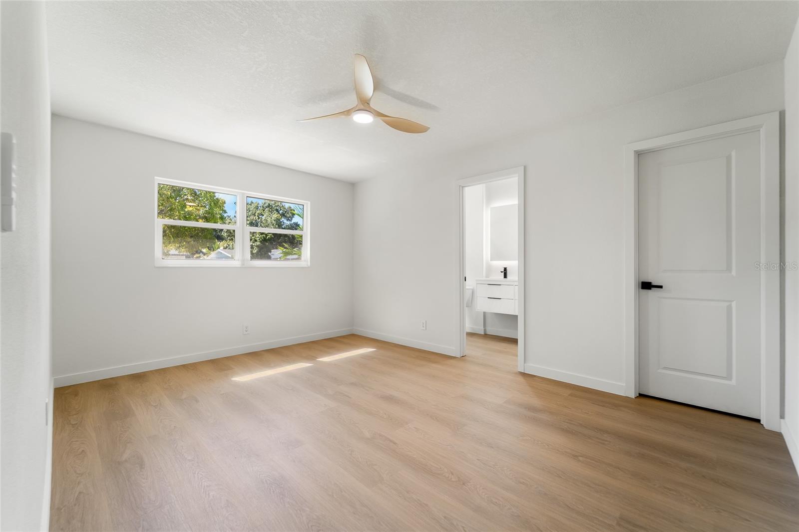 Listing photo id 15 for 1559 78th Terrace N