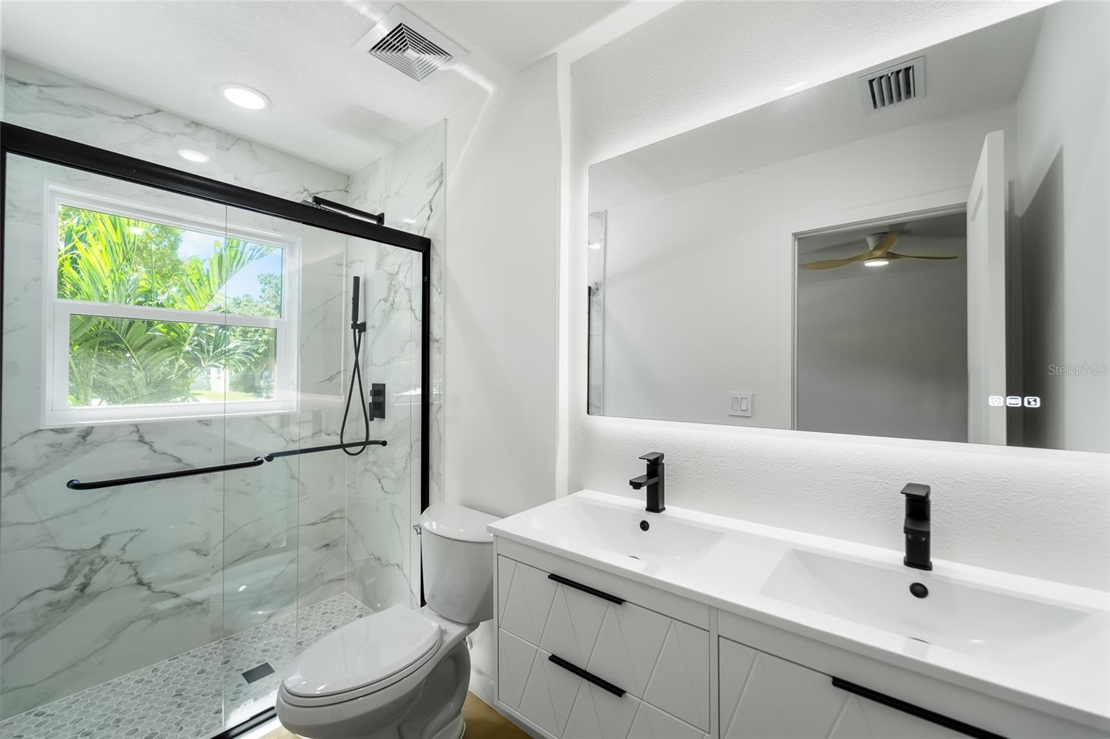 Listing photo id 17 for 1559 78th Terrace N