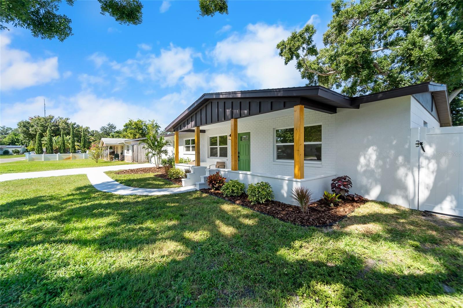 Listing photo id 0 for 1559 78th Terrace N