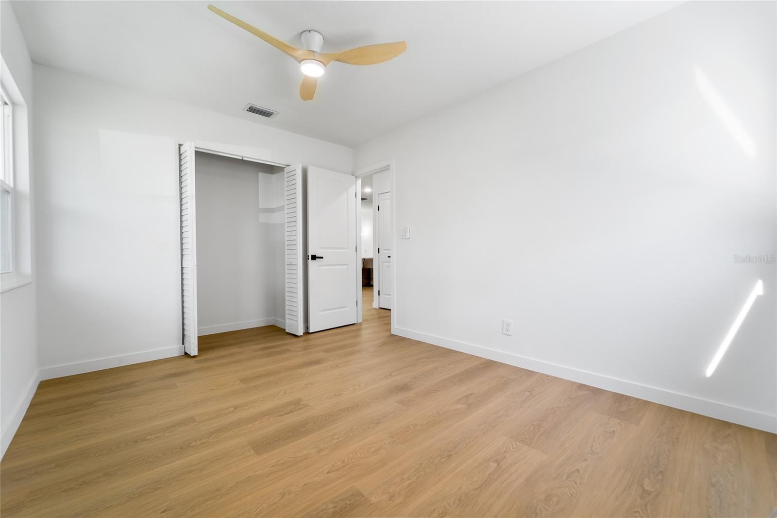 Listing photo id 19 for 1559 78th Terrace N