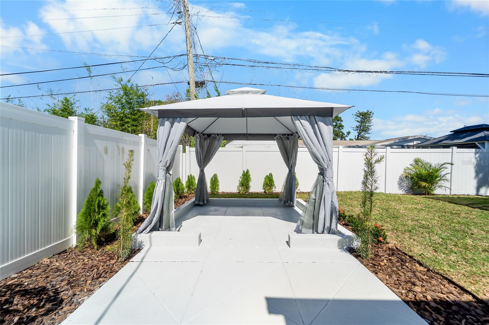 Listing photo id 25 for 1559 78th Terrace N