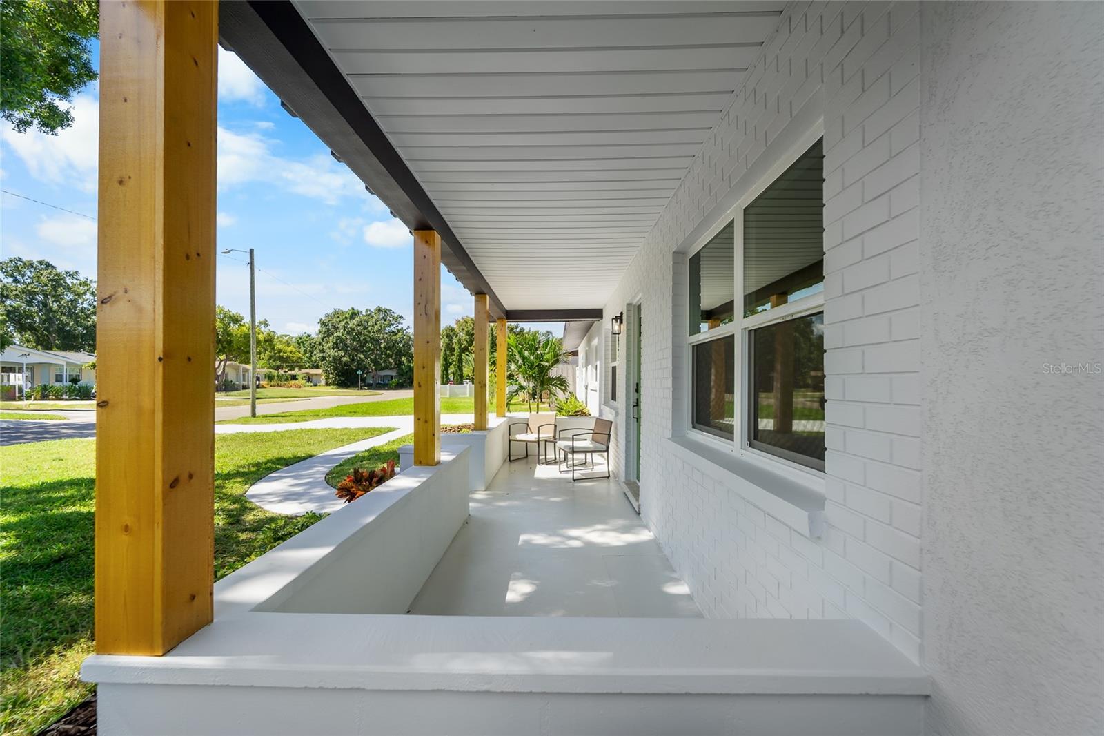 Listing photo id 2 for 1559 78th Terrace N