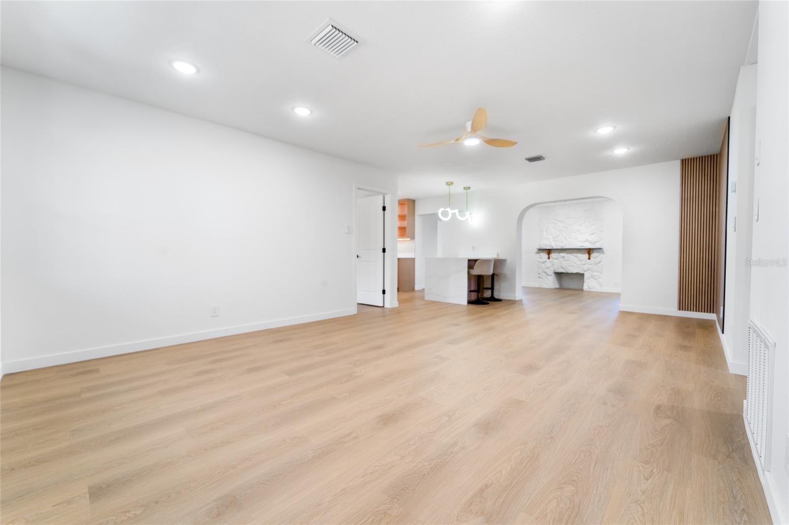Listing photo id 3 for 1559 78th Terrace N