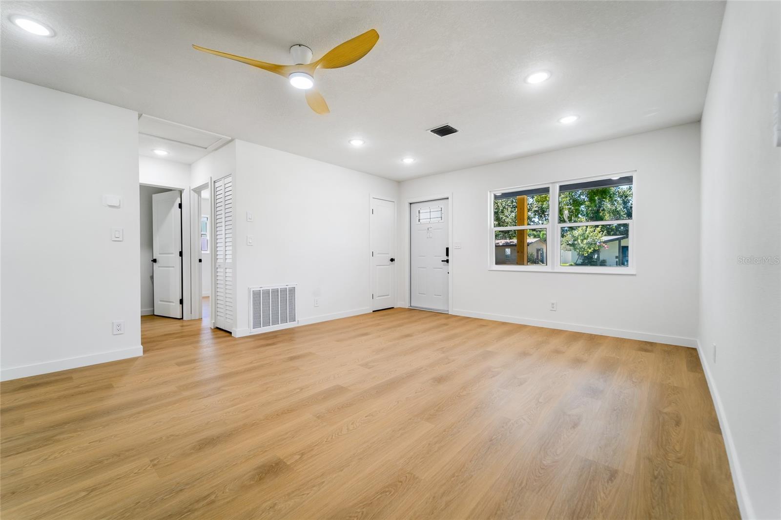 Listing photo id 5 for 1559 78th Terrace N