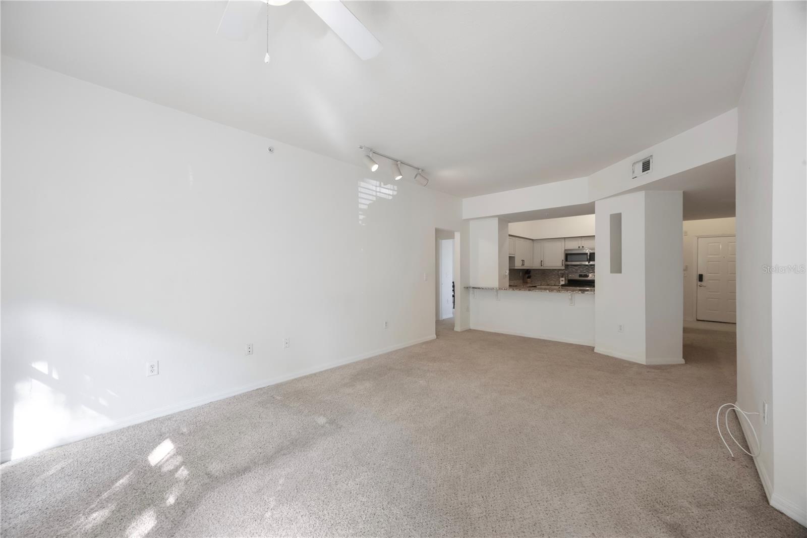 Image 21 of 41 For 410 Armenia Avenue 919b