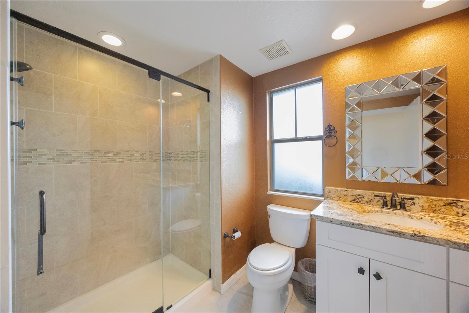 Image 26 of 41 For 410 Armenia Avenue 919b