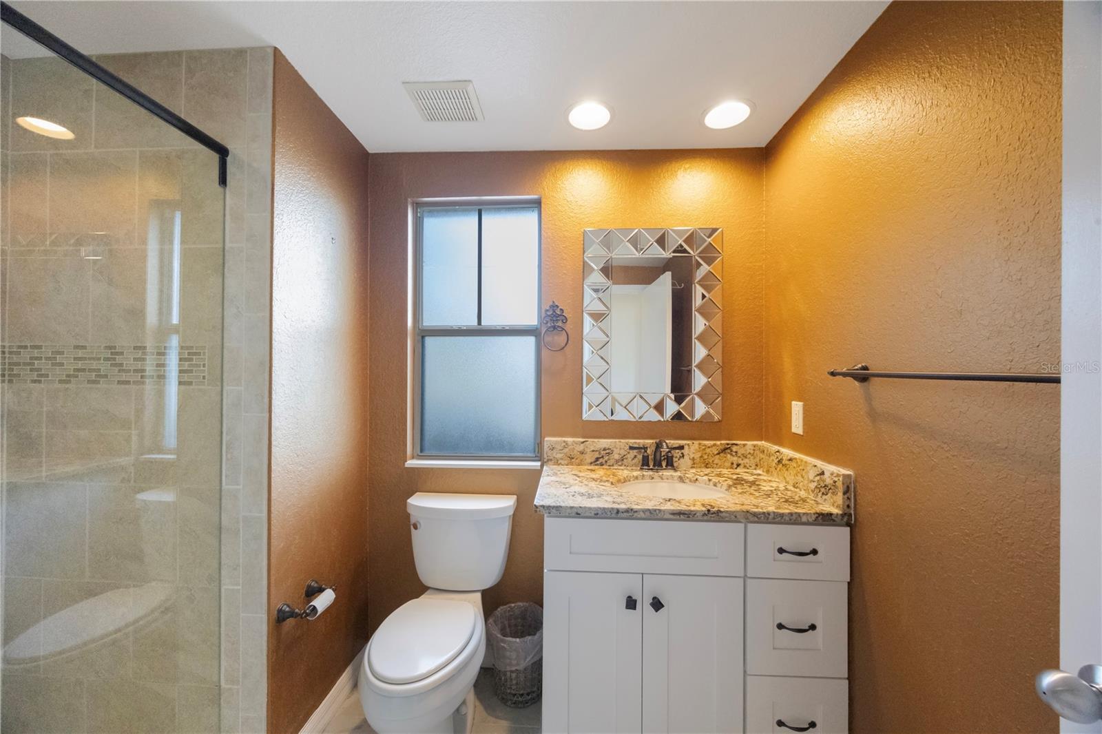 Image 27 of 41 For 410 Armenia Avenue 919b