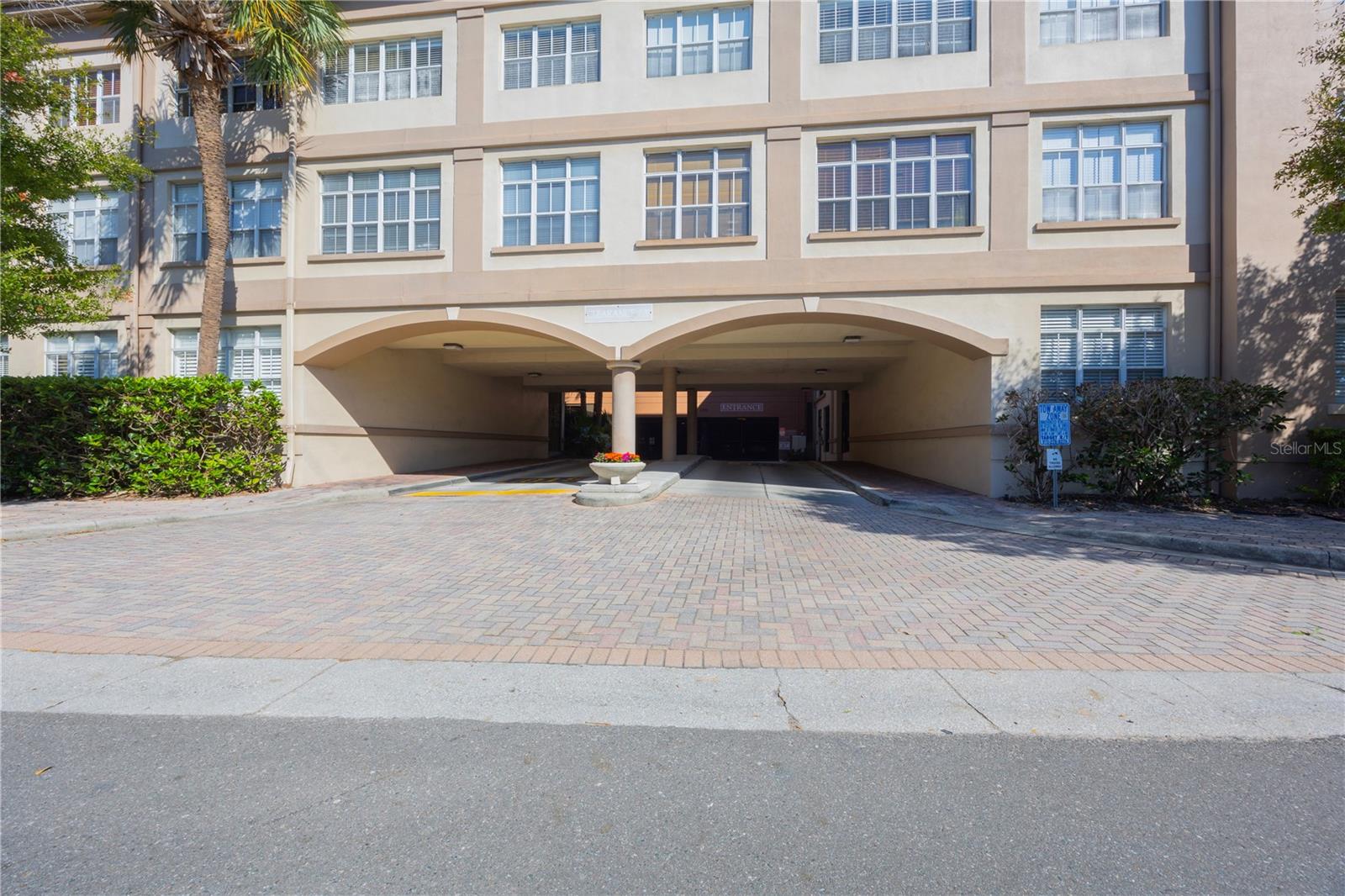 Image 37 of 41 For 410 Armenia Avenue 919b