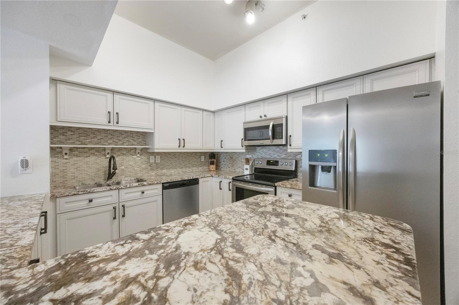 Image 4 of 41 For 410 Armenia Avenue 919b