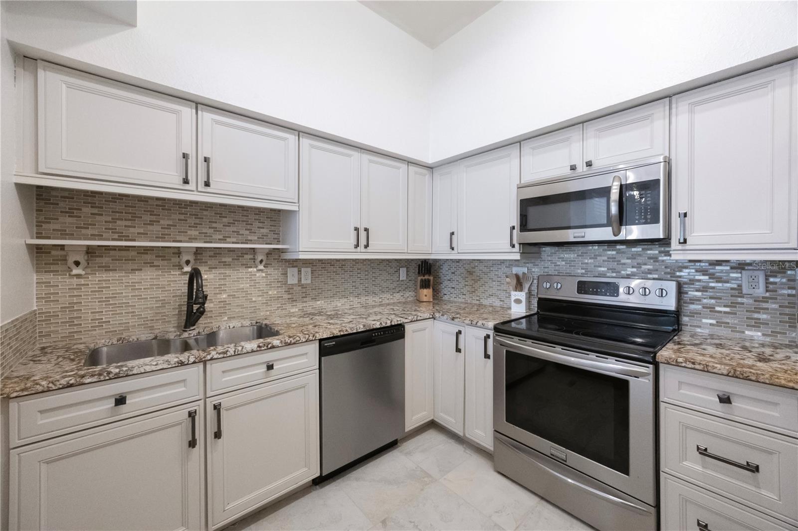 Image 6 of 41 For 410 Armenia Avenue 919b