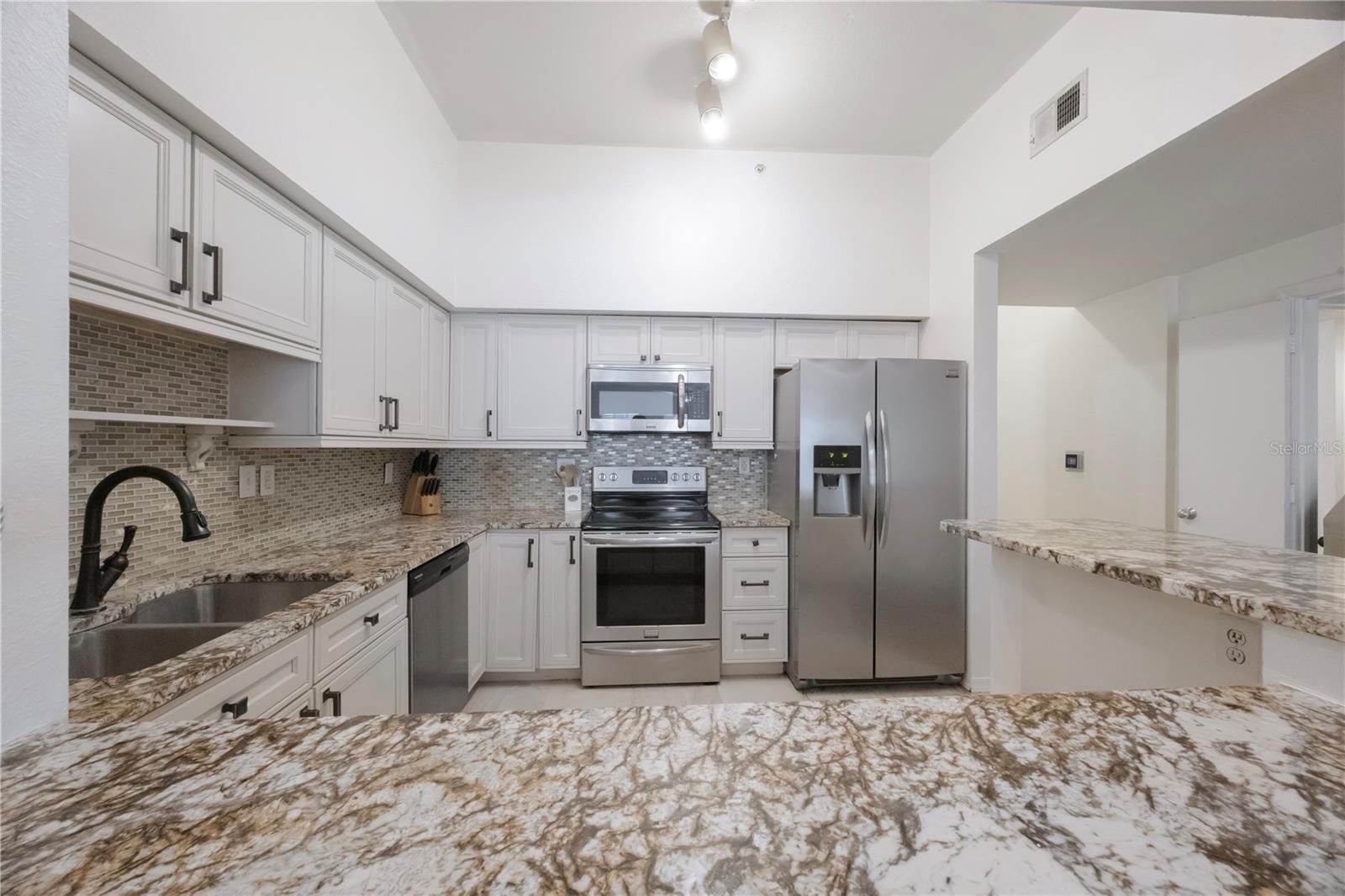 Image 7 of 41 For 410 Armenia Avenue 919b