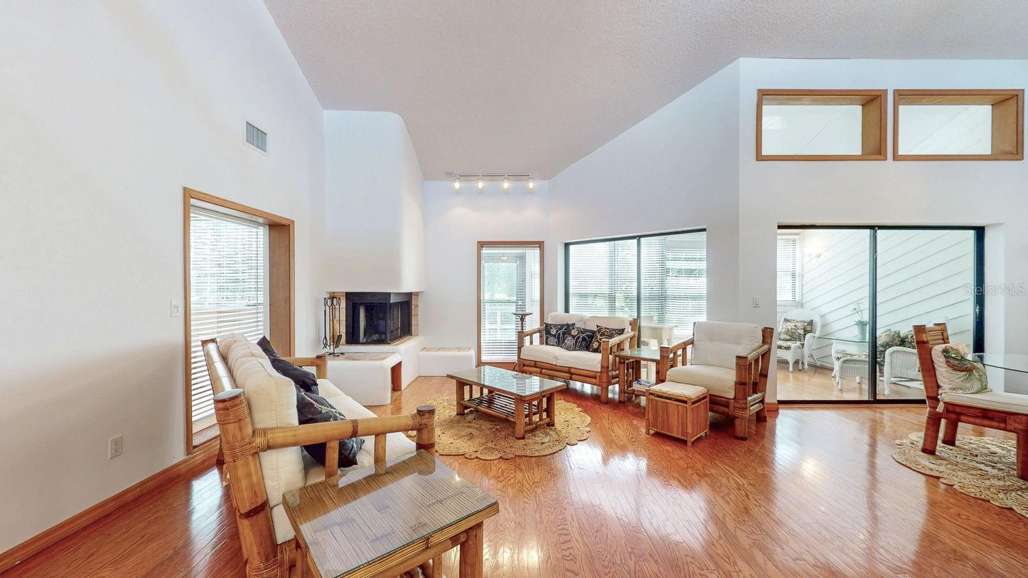 Image 7 of 70 For 10 Woodridge Circle