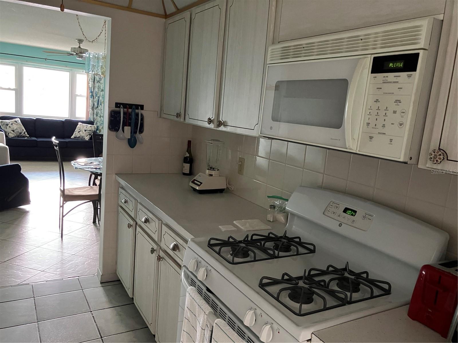 Listing photo id 8 for 5247 81st Street N 18