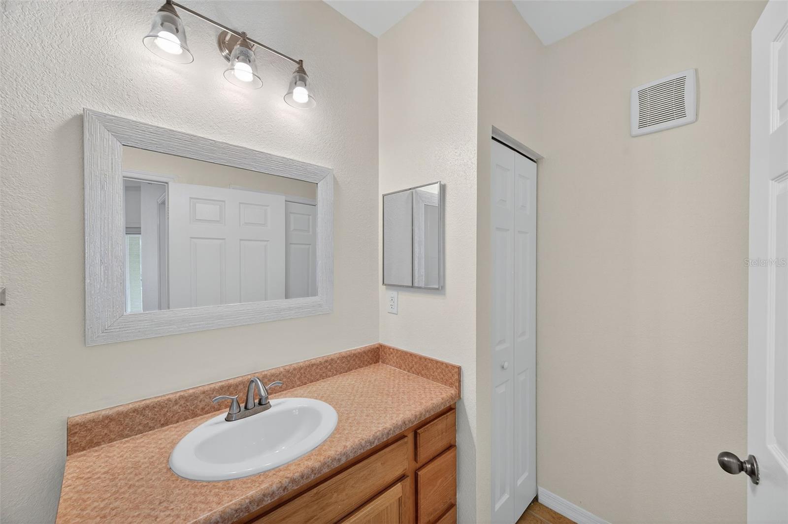 Image 17 of 63 For 10103 Courtney Oaks Circle 204