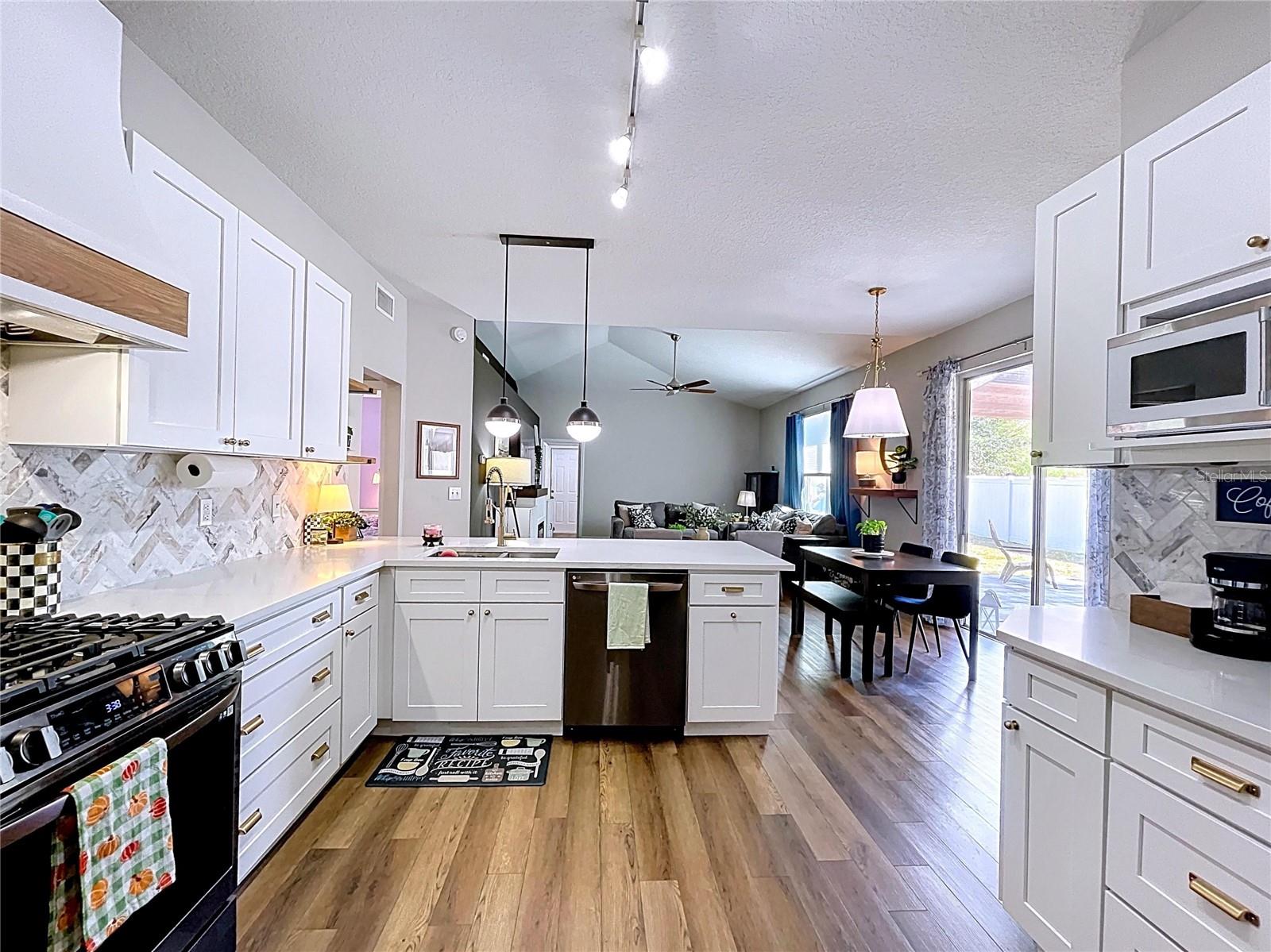 Listing photo id 13 for 1908 Bell Ranch Street
