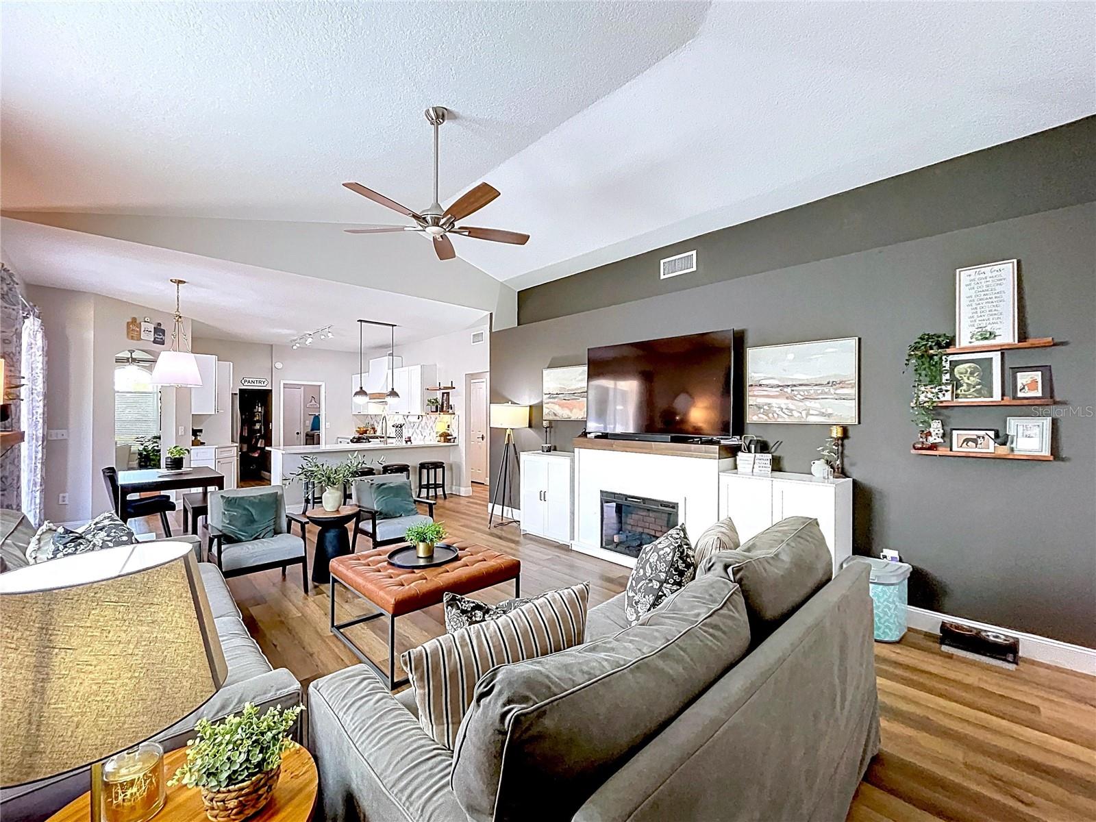 Listing photo id 23 for 1908 Bell Ranch Street