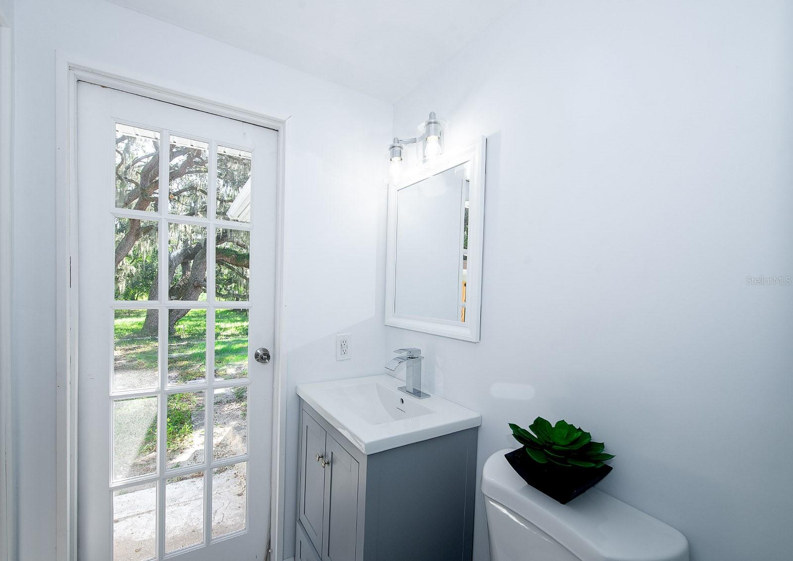 Listing photo id 12 for 9640 Hilltop Drive