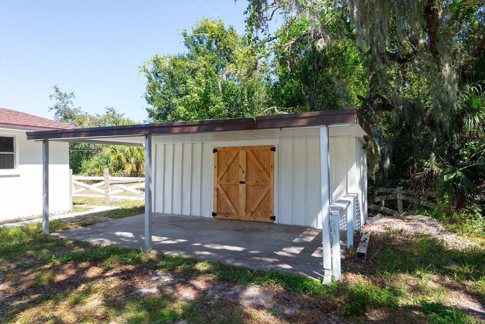 Listing photo id 33 for 9640 Hilltop Drive