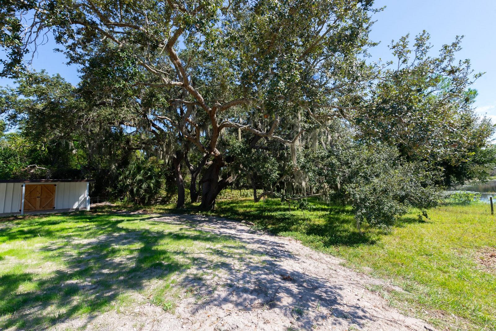 Listing photo id 35 for 9640 Hilltop Drive