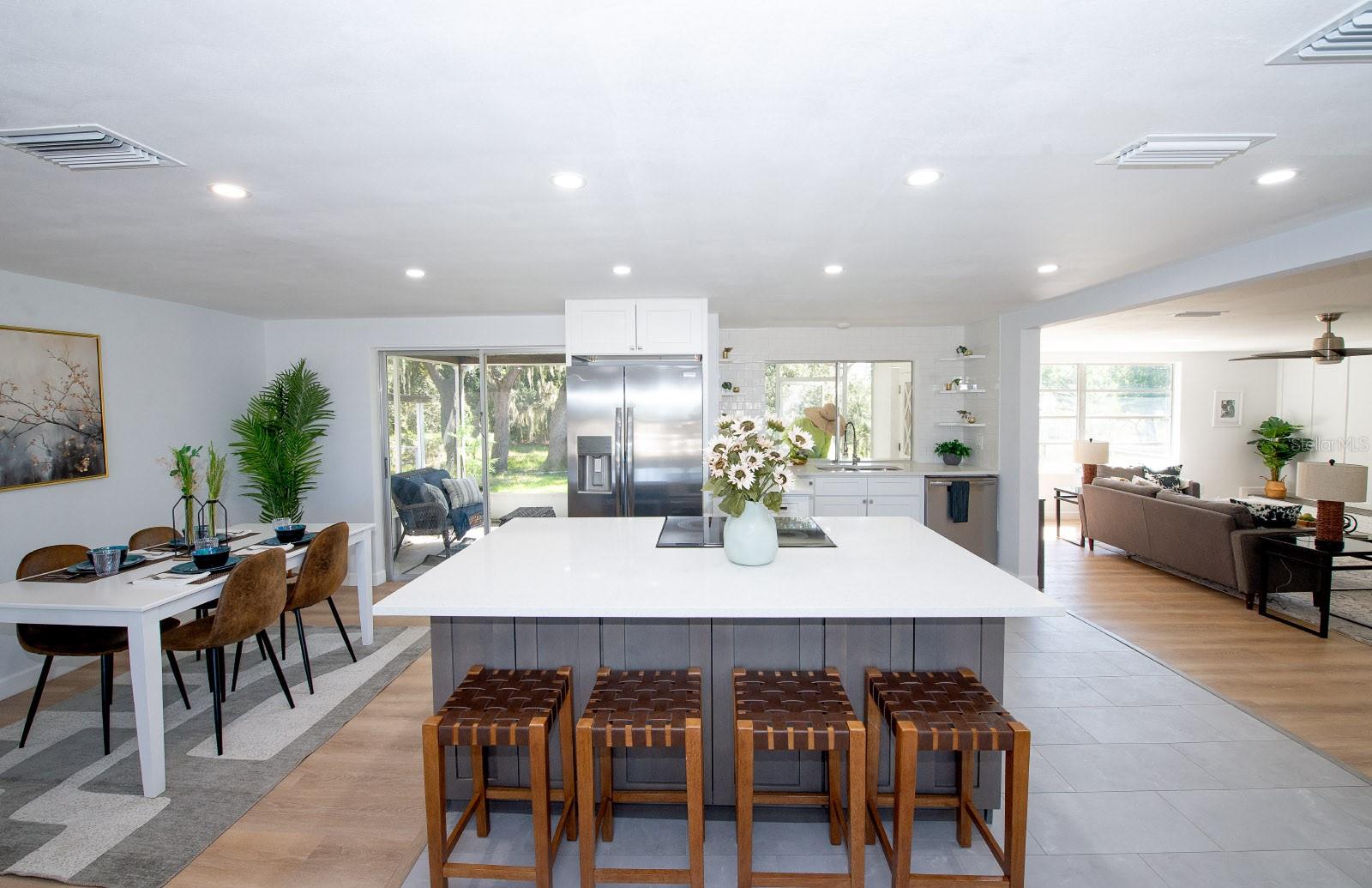 Listing photo id 3 for 9640 Hilltop Drive