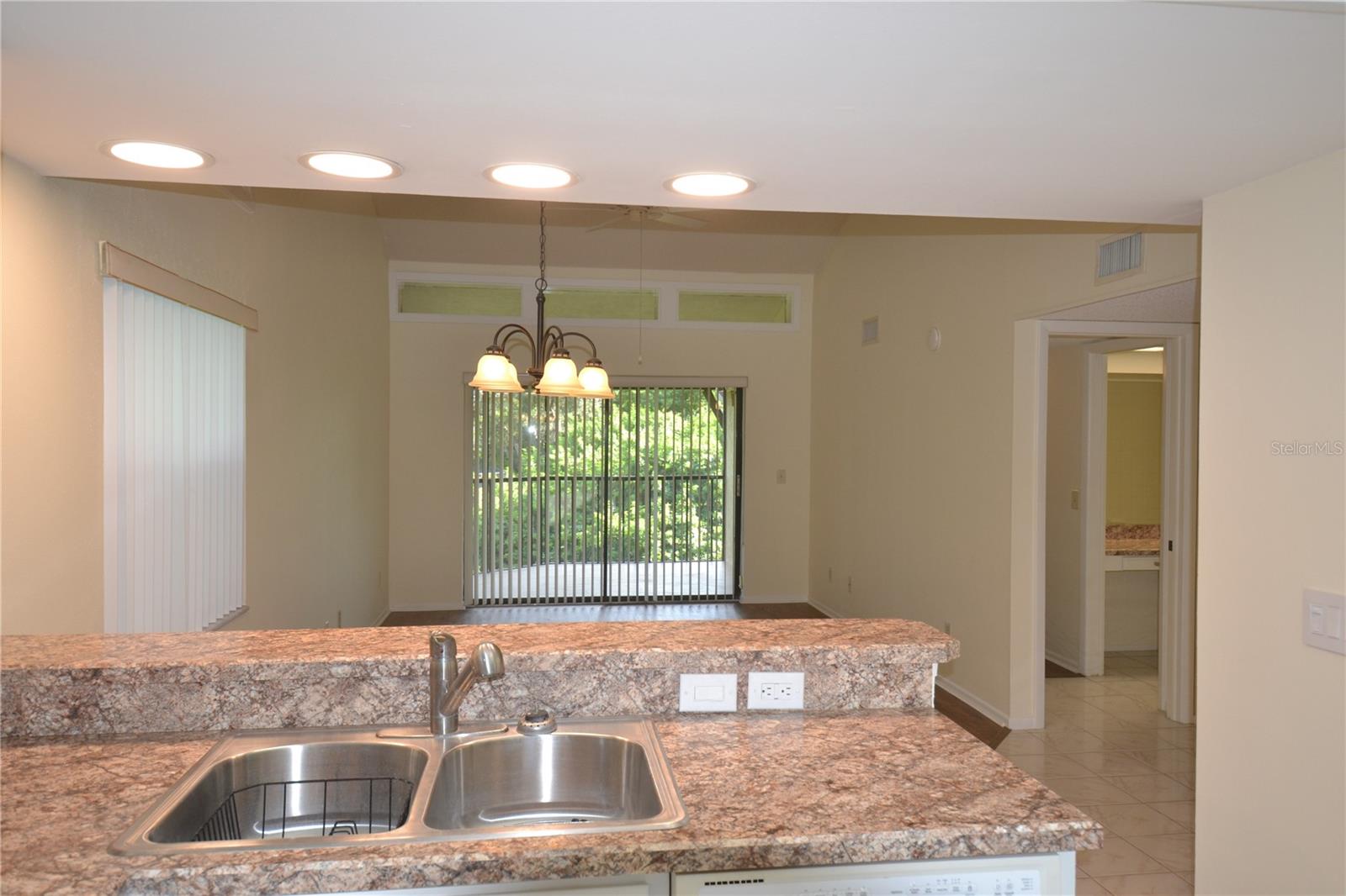 Image 12 of 53 For 226 Woodlake Wynde