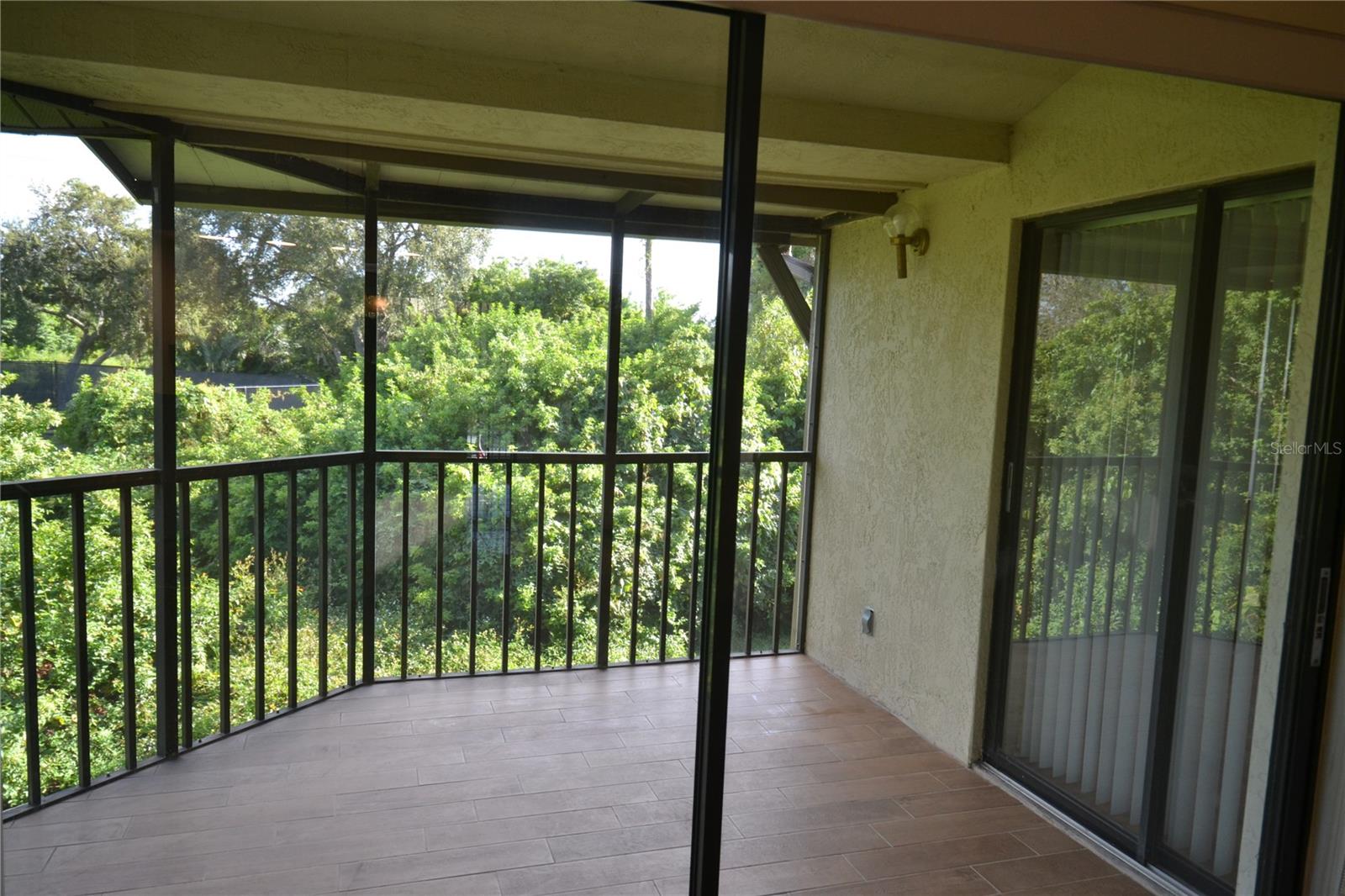 Image 19 of 53 For 226 Woodlake Wynde