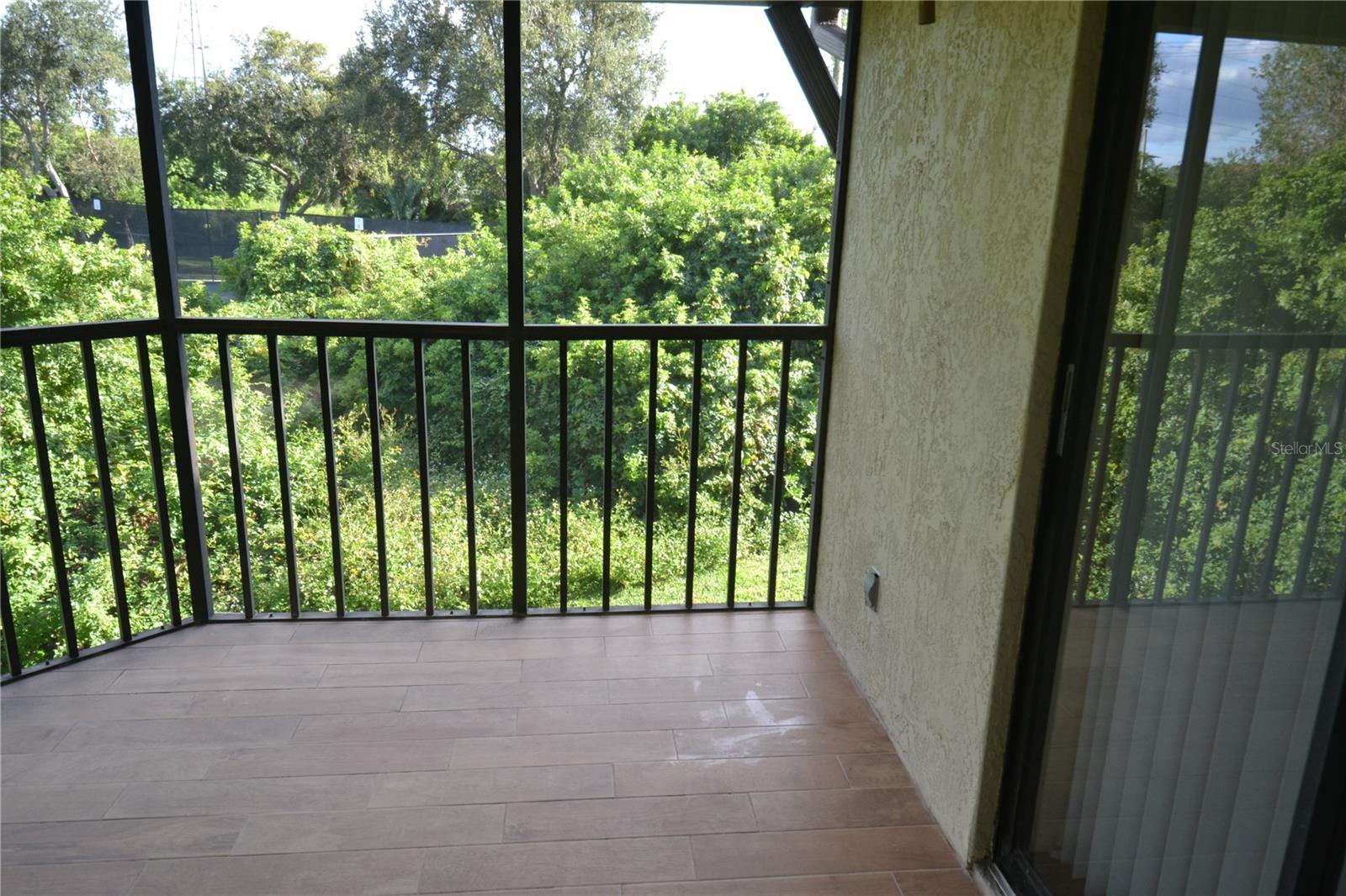 Image 20 of 53 For 226 Woodlake Wynde