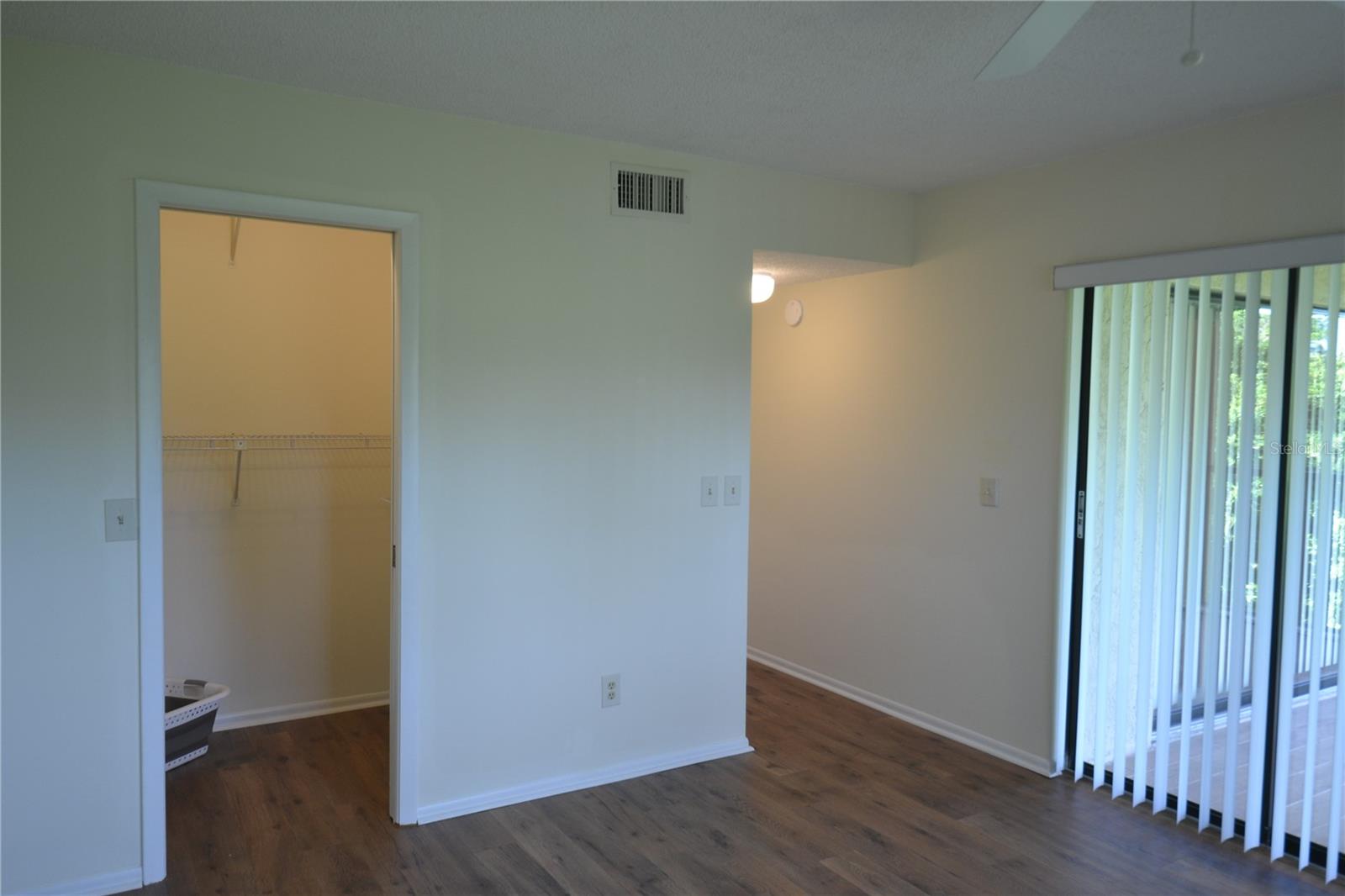 Image 33 of 53 For 226 Woodlake Wynde