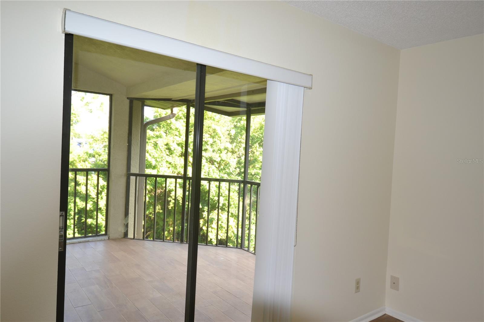 Image 36 of 53 For 226 Woodlake Wynde