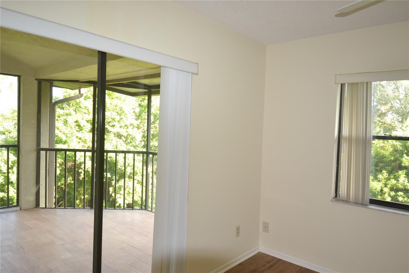 Image 37 of 53 For 226 Woodlake Wynde