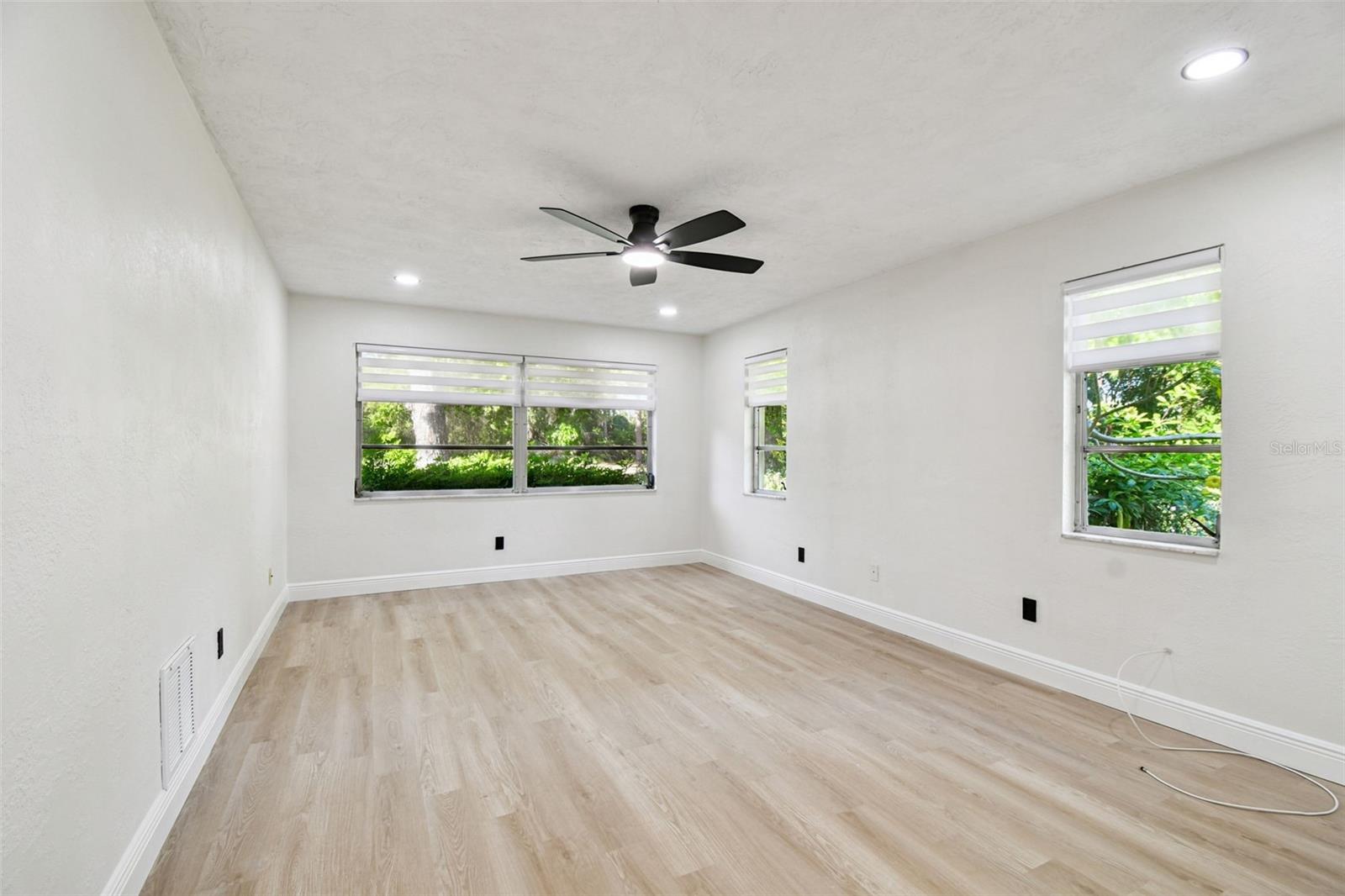 Image 17 of 30 For 970 Rolling Hills Drive