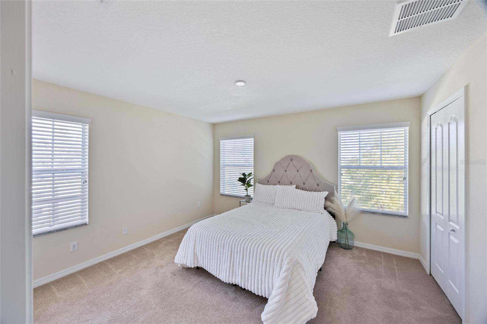 Image 14 of 43 For 31225 Claridge Place