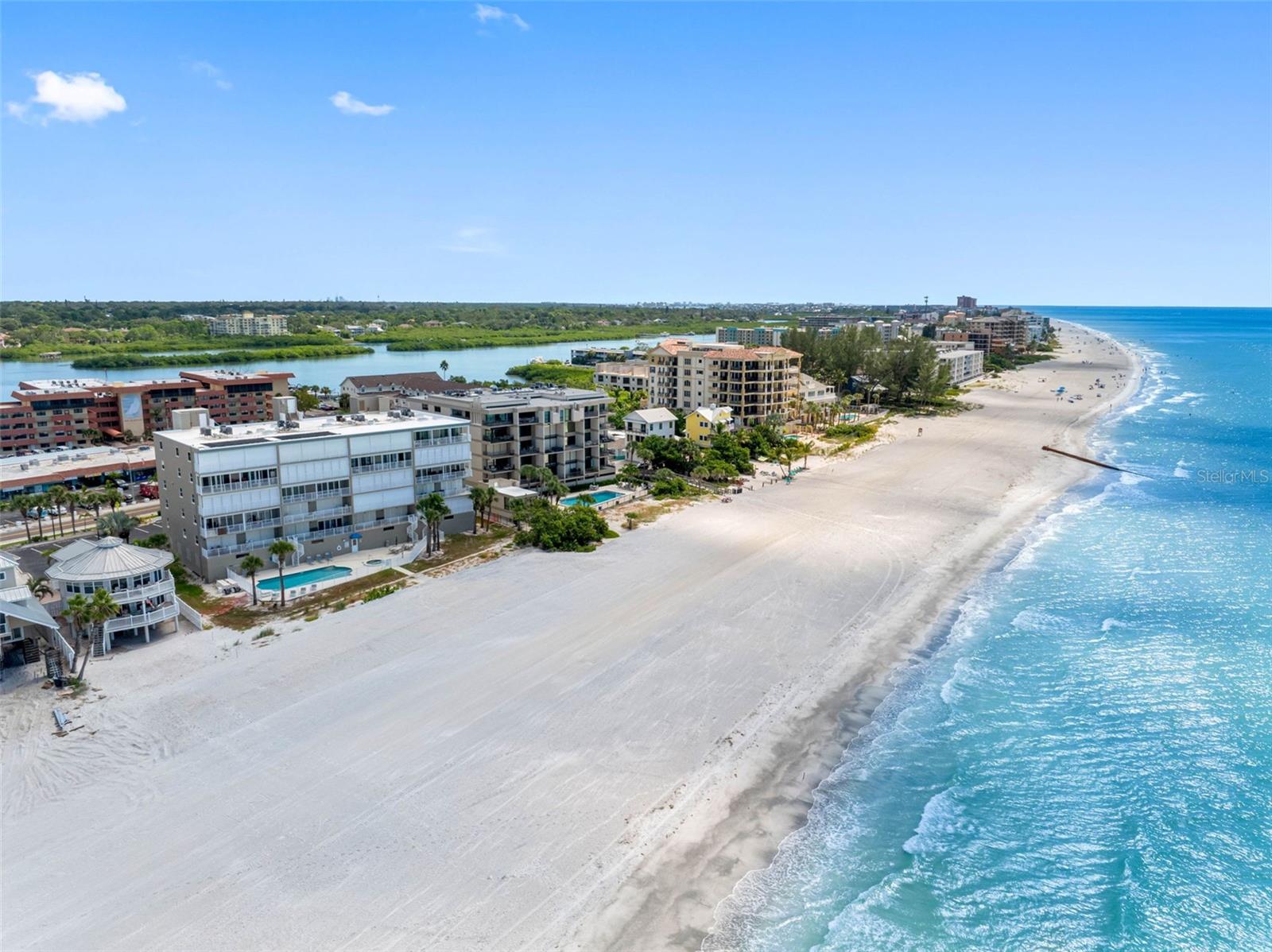 Image 72 of 80 For 19710 Gulf Boulevard 301