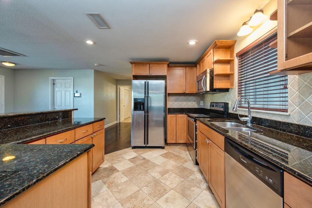 Listing photo id 8 for 1877 Dawn Drive