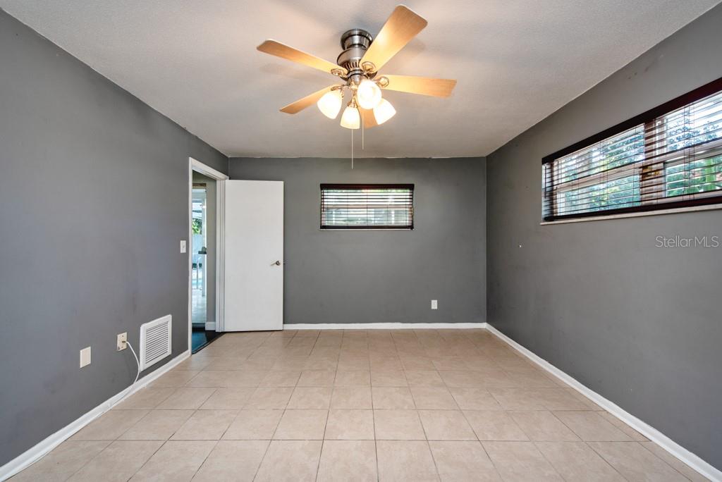 Listing photo id 11 for 1877 Dawn Drive