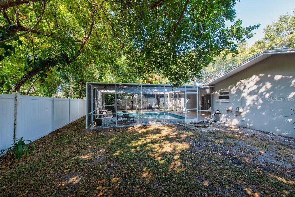 Listing photo id 26 for 1877 Dawn Drive