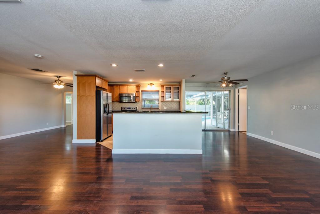 Listing photo id 2 for 1877 Dawn Drive