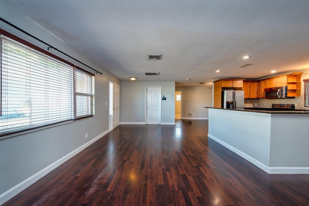 Listing photo id 3 for 1877 Dawn Drive