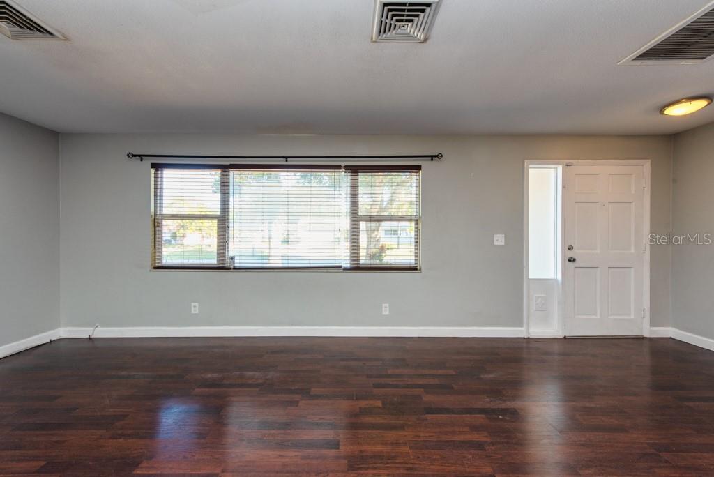 Listing photo id 4 for 1877 Dawn Drive